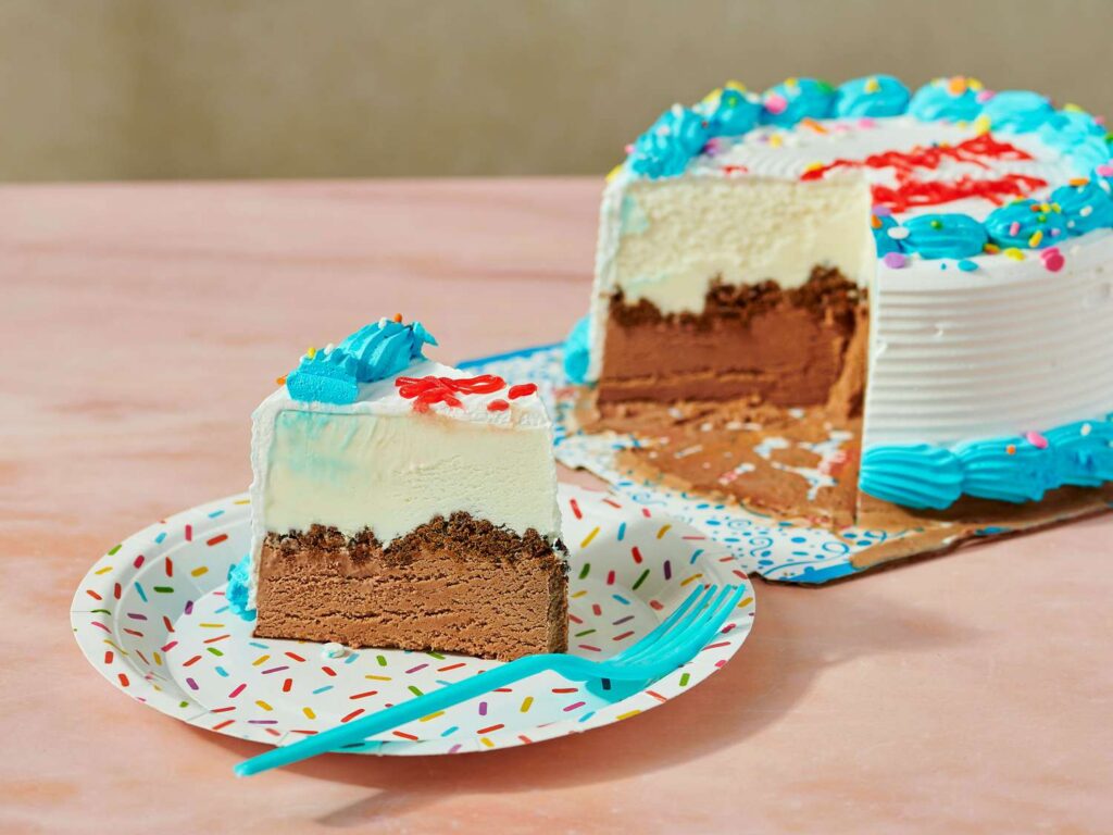 Frozen Cakes vs Custom Cakes: Which Should You Choose?