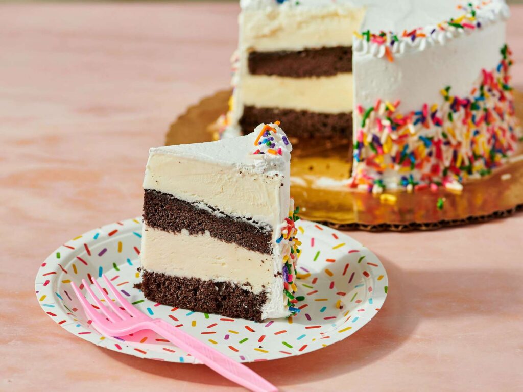 Frozen Cakes vs Custom Cakes: Which Should You Choose?